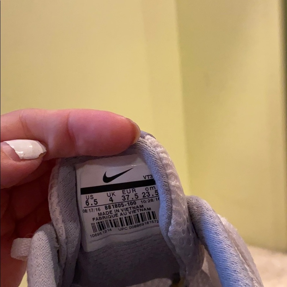 White nikes - Picture 5 of 5